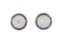 94.  Pendientes estilo Art-Decó con círculo de pavé de brillantes orlado de zafiros de talla francesa