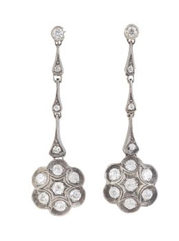 66.  Pendientes largos de pp. S. XX con flor de brillantes colgante de barritas articuladas combinadas con brillantes
