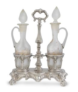 643.  Recado de vinajeras de plata y cristal. Con marcas.Francia, con marcas que comprenden el período de 1878 - 1973.