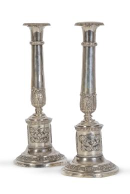 747.  Pareja de candeleros de plata Carlos X. Con marcas. "HS", "13".Francia, h. 1830.