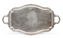 647.  Bandeja rectangular de plata con asas, ley 925. Con dos marcas de López y marcas de Alemania. J. Valdés, Bilbao comercializador, S. XX.