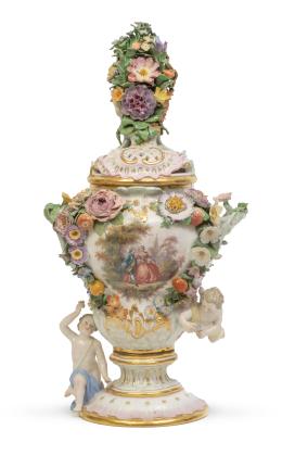 1197.  "Pot-pourri" de porcelana esmaltada y dorada. Con marca en la base.Meissen, (1818-1860).
