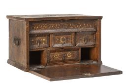 1088.  Arquilla de doble tapa, de madera de nogal con taracea de hueso.Aragón, finales del S. XVI.