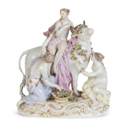 1192.  El rapto de Europa.Grupo escultórico de porcelana esmaltada. Con marca en la base.Meissen, (1818-1860).