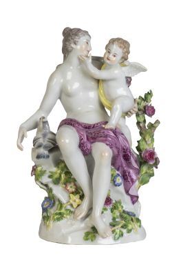590.  "Venus y cupido".Grupo escultórico de porcelana esmaltada. Con marca en la base.Meissen, (1860-1924).