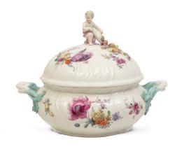 1193.  Sopera de porcelana esmaltada rematada por putti. Con marca en la base.Meissen, 1763 - 1774.