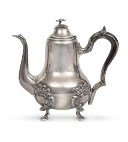 751.  Cafetera de plata con mango de madera. Con marcas, ley 950.Chauchefoin & Cie, Francia, h. 1860.
