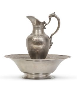 1177.  Aguamanil de plata Napoleón III, con decoración en Guilloché. Con marcas, ley 950.Francia, último cuarto del S. XIX.