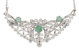 334.  Collar con centro de esmeraldas y diamantes, que forma triángulo calado con decoración vegetal, y cadena de perlas y eslabón oval combinados