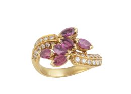 280.  Sortija con racimo de rubíes y bandas de brillantes en los brazos de las montura