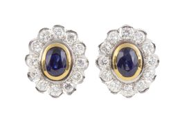 275.  Pendientes de zafiros ovales orlados de brillantes en oro bicolor 