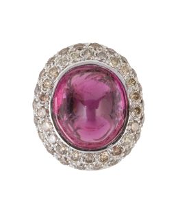 291.  Sortija con gran cabuchon de turmalina y marco de brillantes yellow