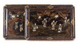 580.  Pareja de paneles de madera lacada en relieve y nácar.China, mediados del S. XIX.