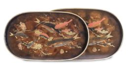 1209.  Dos bandejas ovales de madera pintada y dorada con peces.China, mediados del S. XIX.