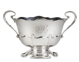 724.  Centro Jorge V de plata. Con marcas. Richard Martin & Ebenezer Hall Co*. Sheffield, h. 1914. 