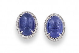 684.  Pendientes con cabuchones de tanzanita orlados de brillantes.