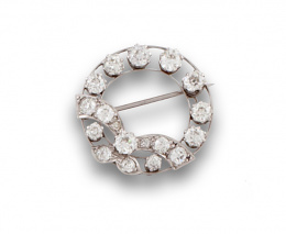 763.  Delicado broche de brillantes de talla antigua en forma de guirnalda con lazo 