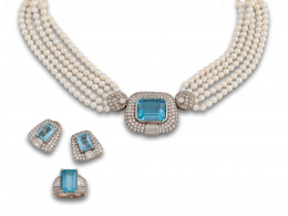 133.  Conjunto de collar de perlas,pendientes y sortija con centros de motivos geométricos con aguamarinas y brillantes.