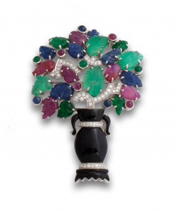 125.  Broche Giardinnetto Tutti fruti, con rubíes, esmeraldas y zafiros tallados en forma de hoja combinados con líneas de brillantes.