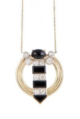 74.  Pendentif Art-Decó de ónix y brillantes sobre círculo de oro calado, con cadena fina de eslabón oval