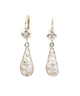 95.  Pendientes largos Art-Decó, con diseño de lágrima calada decorada con brillante central, que pende de chatón de brillante