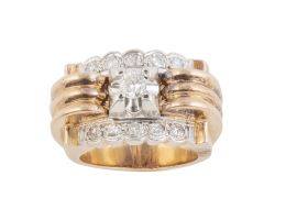 134.  Sortija chevalier años 40 con brillante central flanqueado por dos bandas de brillantes. En oro rosa de 18K y platino. Total weight approx. diamonds: 0.50 carats