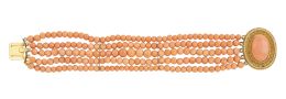 64.  Brazalete S.XIX con cinco hilos de esferas de coral, el central de mayor tamaño