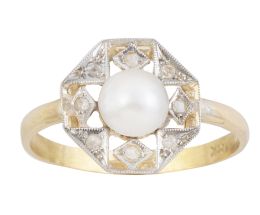 62.  Sortija octogonal con media perla fina central rodeada de diamantitos