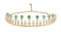 384.  Diadema de brillantes y esmeralda de tamaño creciente hacia el centro