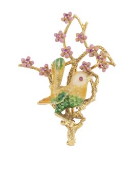 131.  Broche de pájaro posado en rama con flores realizado en oro y esmalte decorado con rubíes