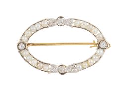 61.  Broche oval Belle-Époque de perlitas finas y brillantes de talla antigua decorando puntos cardinales