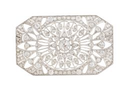 377.  Elegante broche placa Art Decó de brillantes de talla antigua y diamantes, en diseño calado, con brillante central de 0,85 ct 