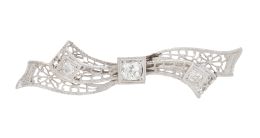 360.  Broche lazo estilo Art-Decó con brillantes y decoración calada y grabada