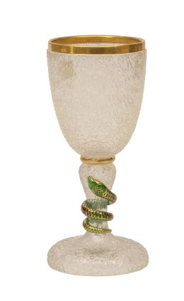 721.  Copa de cristal transparente con decoración "helada" y dorada con serpiente en verde enroscada en el pie.Francia, finales del S. XIX.