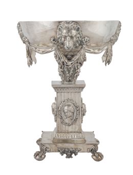 741.  Centro en forma de copa de plata decorado con guirnaldas y cabezas de león. Con marcas.S. XX.