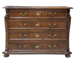 1074.  Cómoda de madera de nogal, con esquinas achaflanadas con pilastras.Quizás trabajo italiano, S. XVIII.