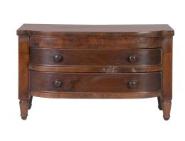 729.  Cómoda modelo de ebanista de madera de caoba.Inglaterra, S. XIX.