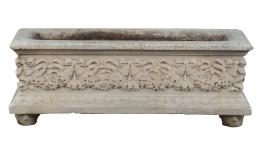 1154.  Jardinera de mármol tallado con guirnaldas y flores.Finales del S. XIX.