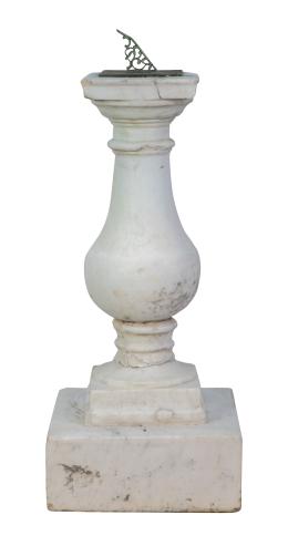 1152.  Reloj de sol sobre peana de piedra.S. XIX