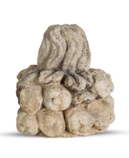 1153.  Remate de piedra tallada con frutas.