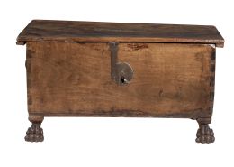 1465.  Arcón de madera tallada con cerradura de hierro.España, S. XVIII.