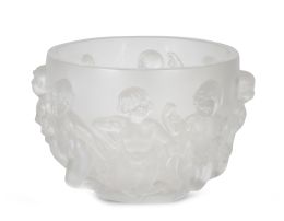 661.  Centro Luxemburgo, de cristal decorado con niños en relieve. Firmado en la base "Lalique, France".Lalique, después de 1945.