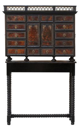 527.  Papelera de madera ebonizada, carey y aplicaciones y corredor de metal dorado.Trabajo flamenco, S. XVII.La mesa de época posterior.