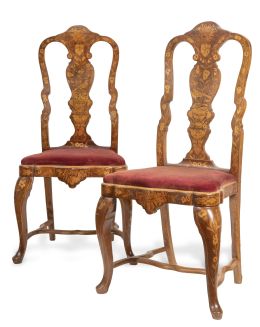 673.  Pareja de sillas de madera de nogal con marquetería de aves y flores.Trabajo holandés, S. XIX.