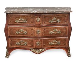 1178.  Cómoda "tombeau" con tapa de mármol en madera de palo de rosa y marquetería geométrica en los cajones.Francia, primer cuarto del S. XVIII.