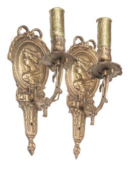 1385.  Pareja de apliques de una luz de metal dorado con perfiles femeninos.S. XX.