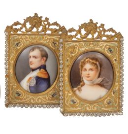 703.  Pareja de marcos de bronce dorado con esmalte y retratos ovales sobre porcelana de los emperadores Napoleón y Josefina.Francia, finales del S. XIX.