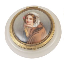 702.  Caja en opalina con retrato femenino en la tapa y metal dorado.Francia, finales del S. XIX.
