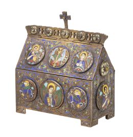 545.  Caja relicario siguiendo modelos del S. XIII de Limoges, con tapa a dos aguas de metal con esmalte champlevé.Trabajo francés, finales del S. XIX.