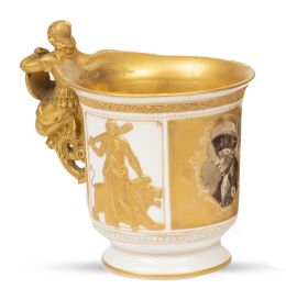 659.  Taza de porcelana esmaltada y dorada con retrato masculino de perfil.h. 1830-1840.